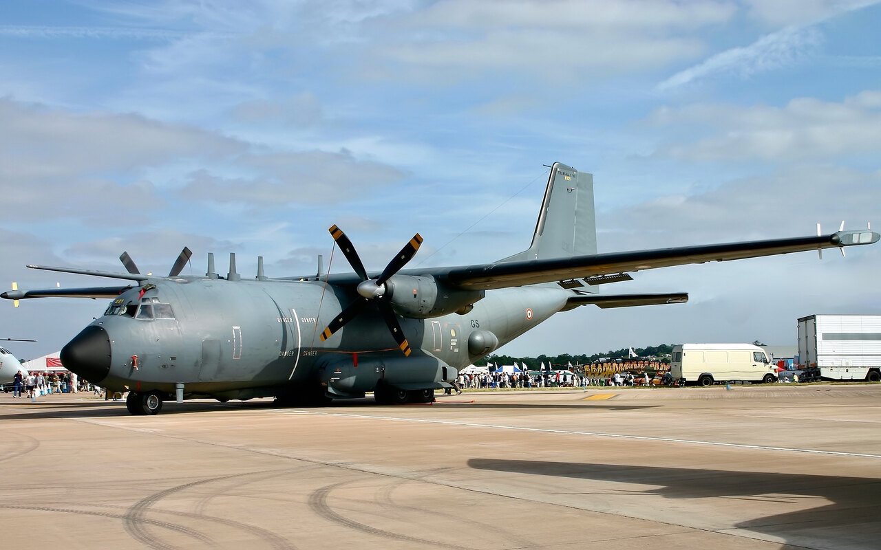 Un Transall C-160 gris au sol, radôme bombé sur le nez et carénages d'antennes le long du fuselage