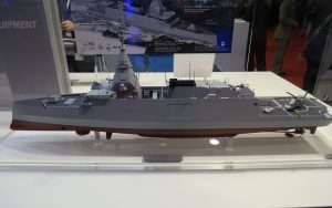 Une maquette de frégate exposée sur un stand