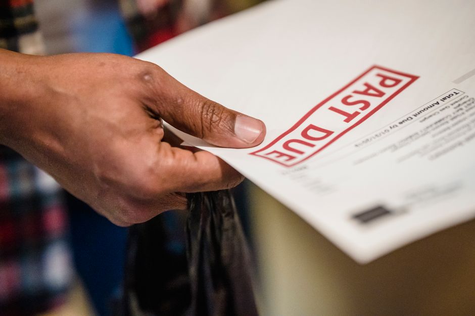 Main tenant un document avec un tampon arriéré de paiement
