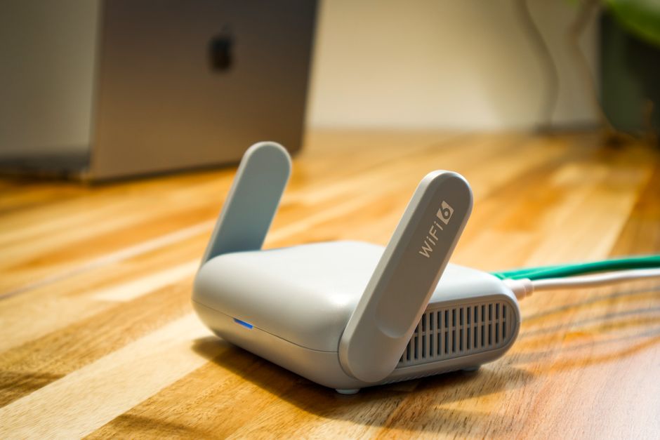 Routeur Wi-Fi moderne avec antennes sur un bureau en bois