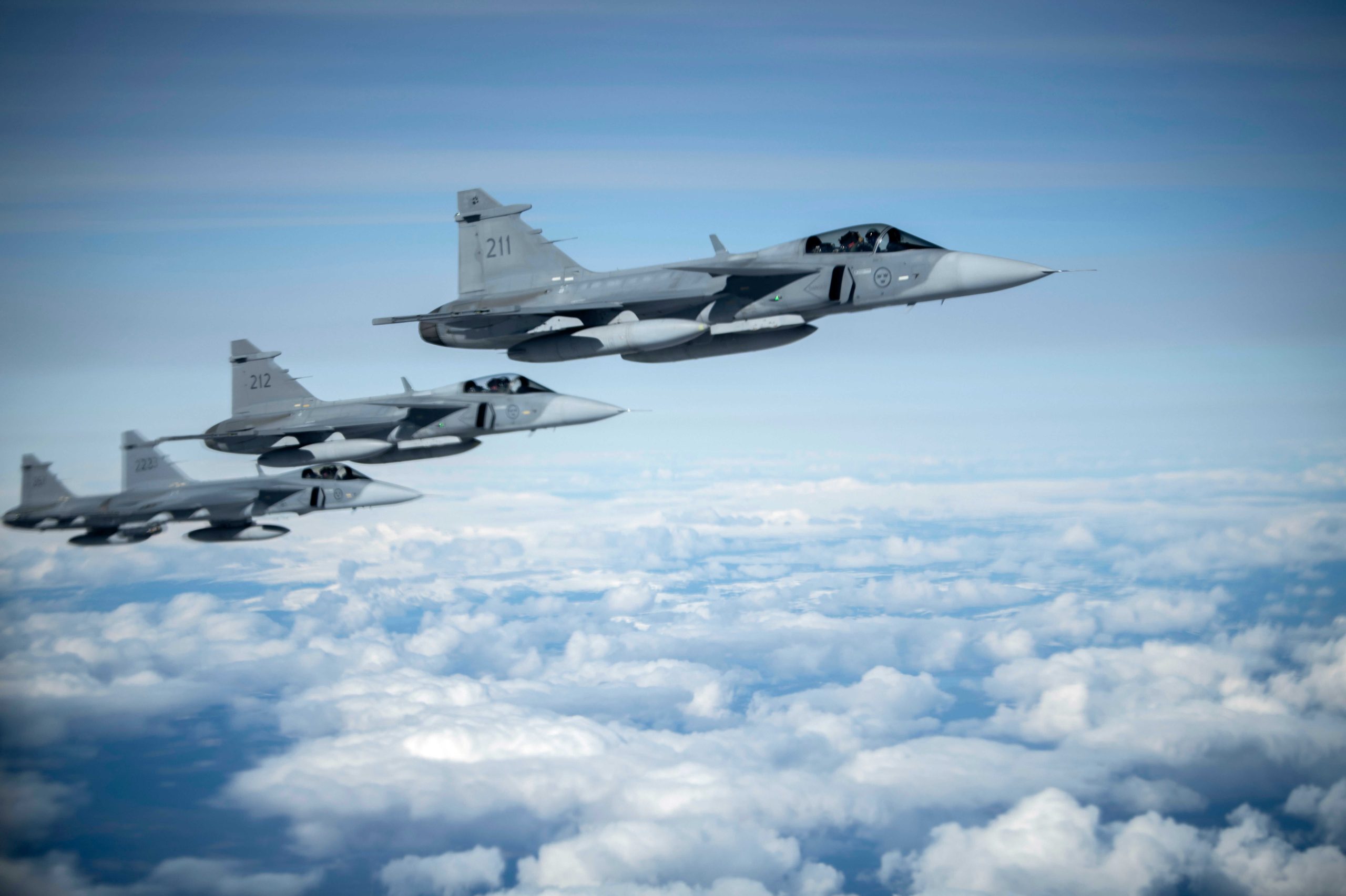 Formation de JAS 39 Gripen de l’armée de l’air suédoise au-dessus de la Suède pendant une mission Bomber Task Force Europe, mai 2020